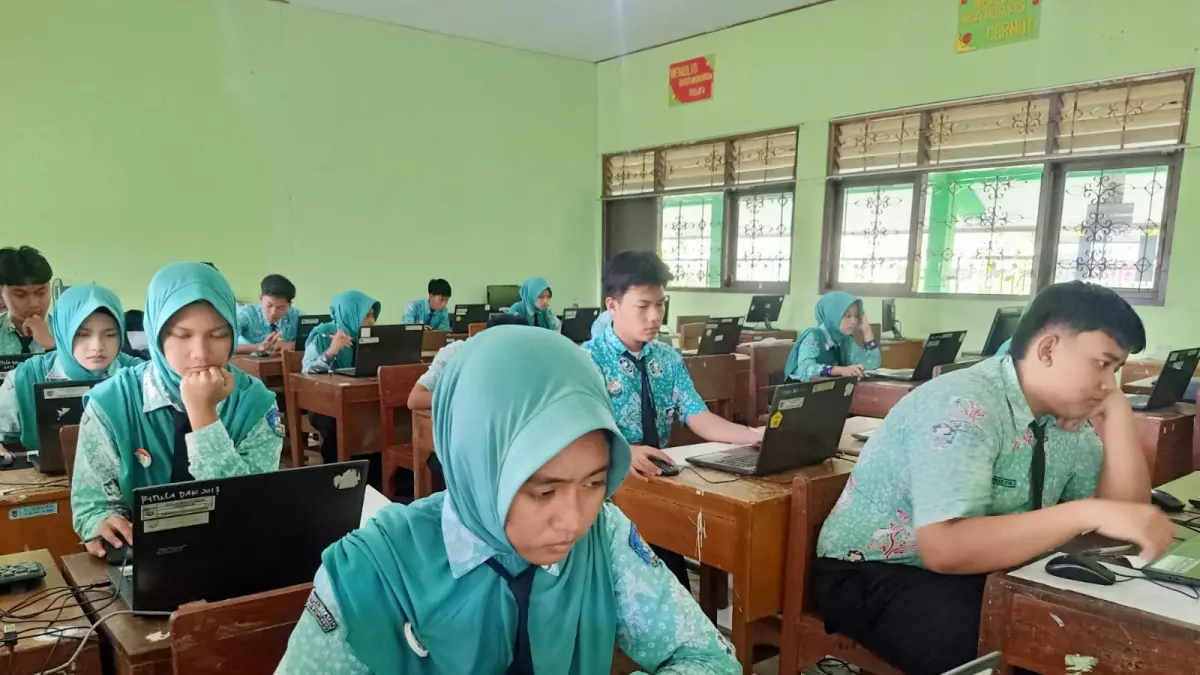 KERJAKAN SOAL: Siswa SMPN 1 Lasem saat gladi bersih TKA. (SMPN 1 LASEM UNTUK RADAR KUDUS)