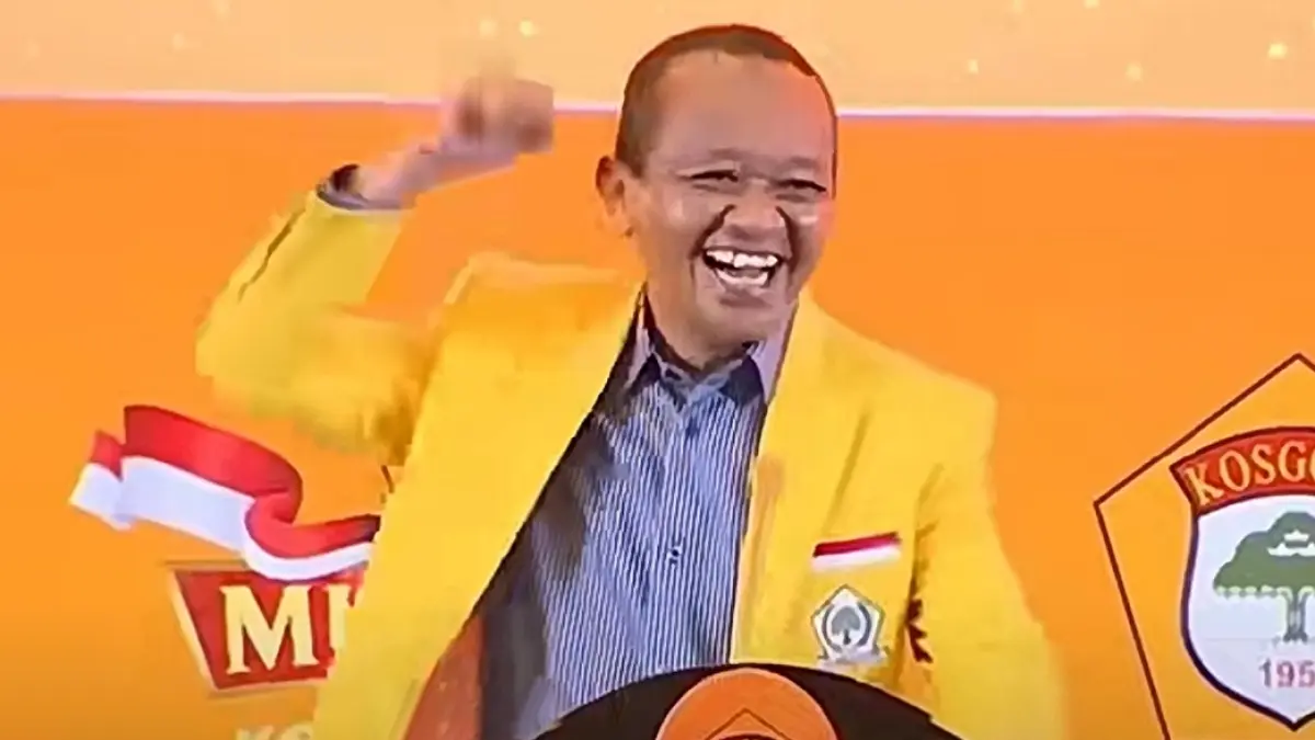 Bahlil tertawa saat lagu MBG "Mas Bahlil Ganteng" diputar di acara Mubes V Kosgoro 1957 2026