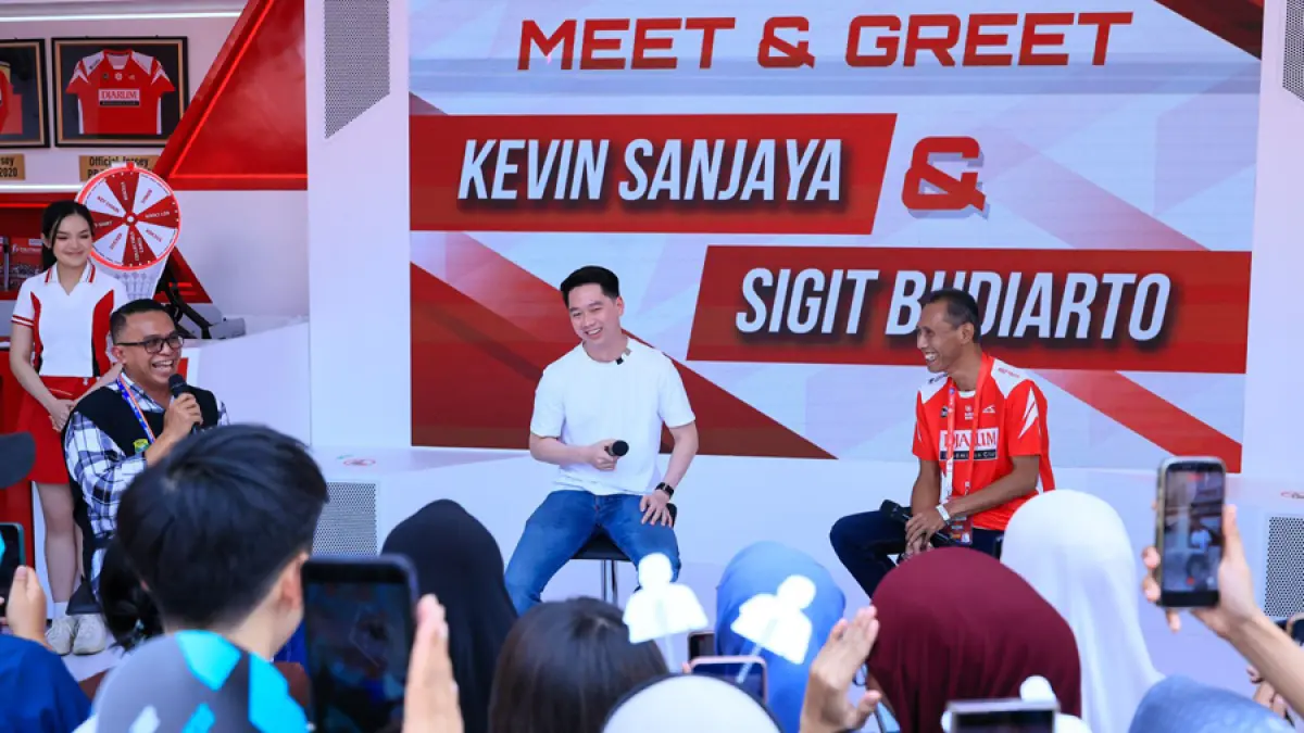 BERBAGI: Mantan atlet bulu tangkis Indonesia Kevin Sanjaya (tengah) membagikan pengalamannya saat berjuang menjadi atlet badminton. (PB DJARUM UNTUK RADAR KUDUS)