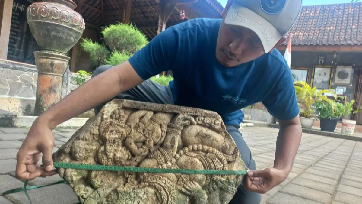 BERSEJARAH: Hisyam Maliki (36) tengah mengukur diameter ornamen yang sebelumnya ditemukan dari kebun bambu di Desa Kriyan, Kecamatan Kalinyamatan, pada Sabtu (6/6). (FIKRI THOHARUDIN/RADAR KUDUS)