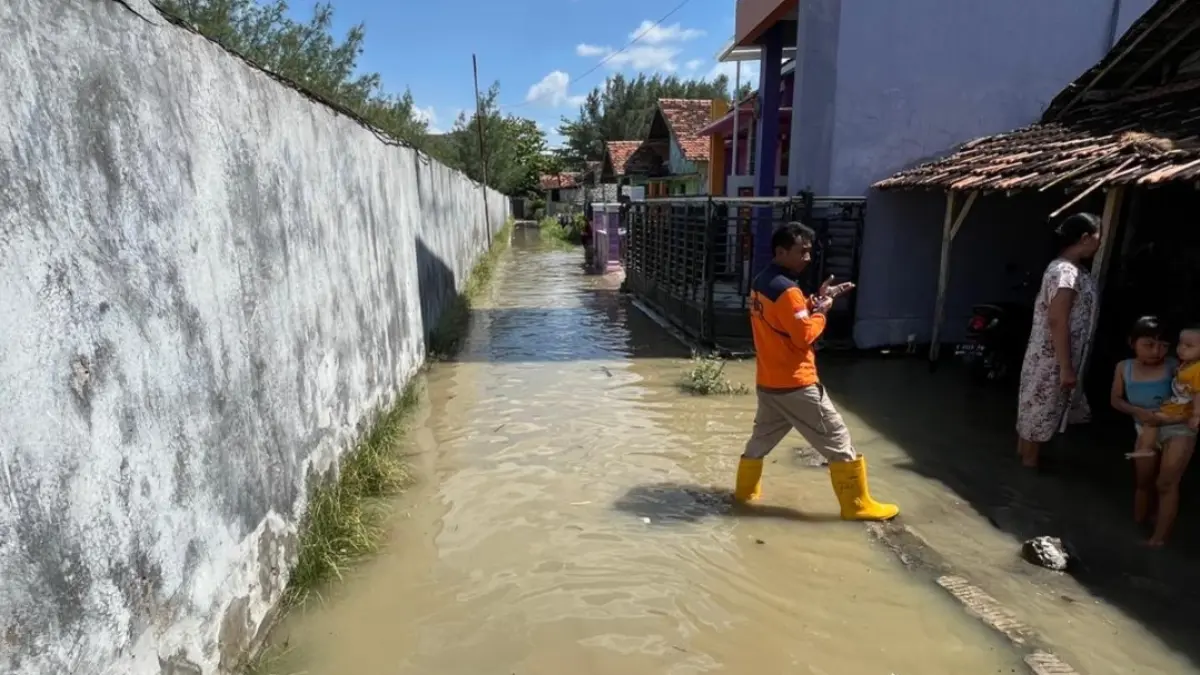 TAMU TAK DIUNDANG: Banjir rob menggenangi dua desa di Kecamatan Kaliori, Sabtu (6/6). (DOK. RADAR KUDUS)