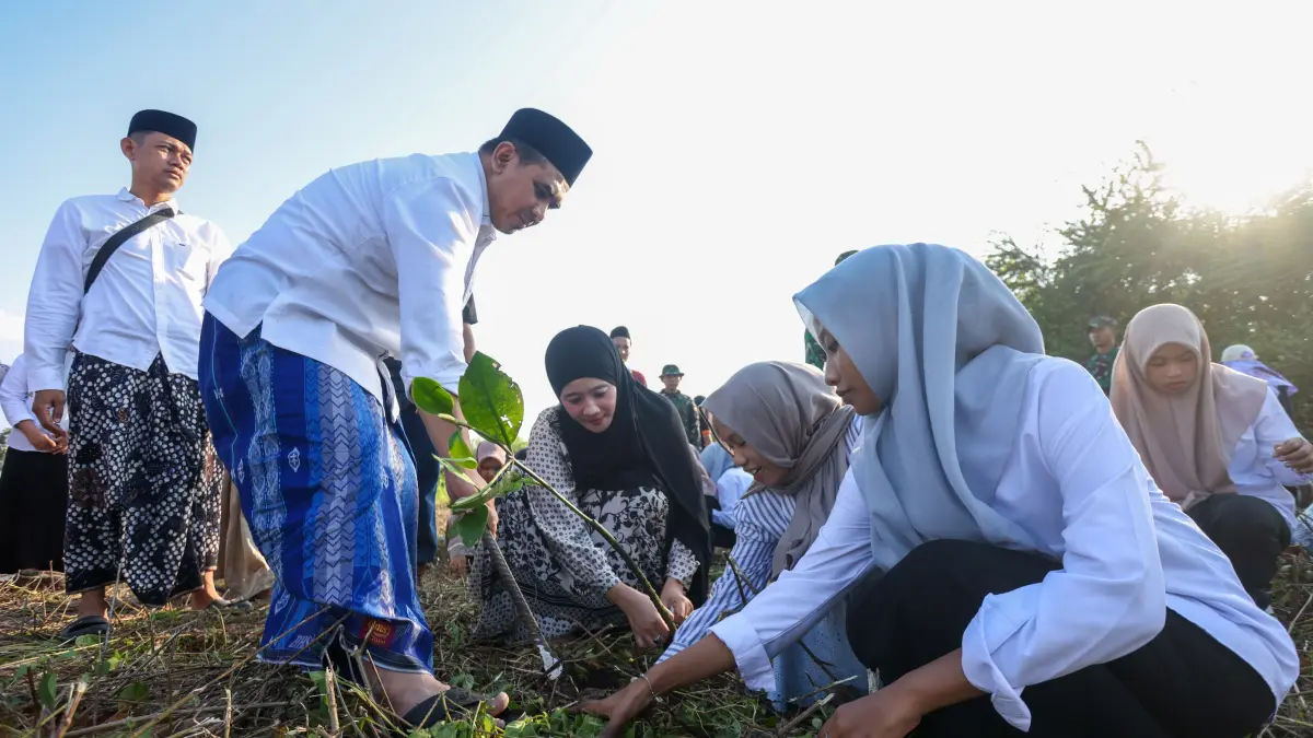 JAGA ALAM: Wakil Gubernur Jawa Tengah, Taj Yasin Maimoen bersama ratusan santri pondok pesantren Al-Anwar 4 melakukan penanaman pohon mangrove di Pantai Desa Temperak, Kecamatan Sarang, Kabupaten Rembang, Sabtu, 6 Juni 2026.&nbsp;