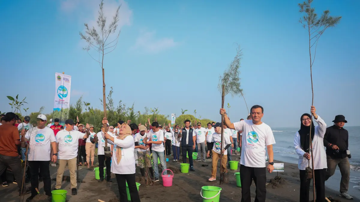 MAGERI SEGORO:: Gubernur Ahmad Luthfi tanam mangrove di Pantai Tirang Kota Semarang. Sebanyak 200 batang cemara laut dan 2.750 batang mangrove ditanam