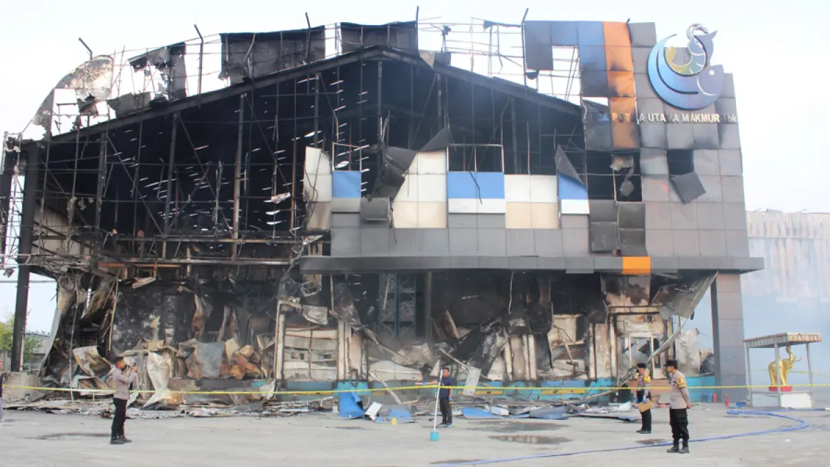 Tampak depan area pabrik PT Dua Putra Utama Makmur Tbk di Jalan Raya Pati–Juwana usai terbakar hebat. &nbsp;