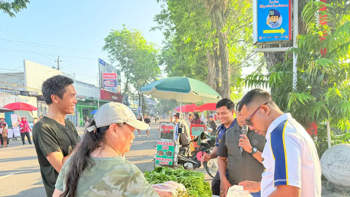 LARIS MANIS – Hasil pertanian dari Lapas Purwodadi habis dibeli oleh pengunjung CFD di Jalan R Soeprapto Purwodadi, Minggu (7/6)