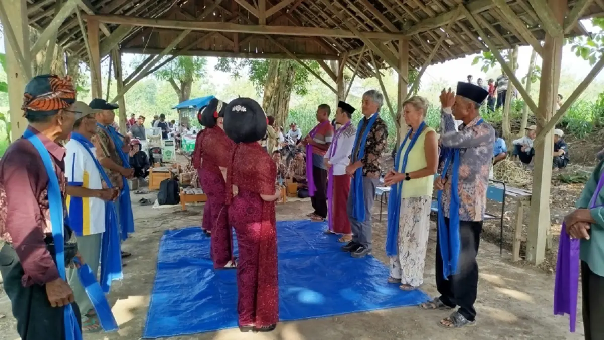 IKONIK: Dua bule dari Jerman, Joann Liewald dan Claudia Liewald saat ikut tayub di acara Gas Desa di Bogorejo. (EKO SANTOSO/RADAR KUDUS) 