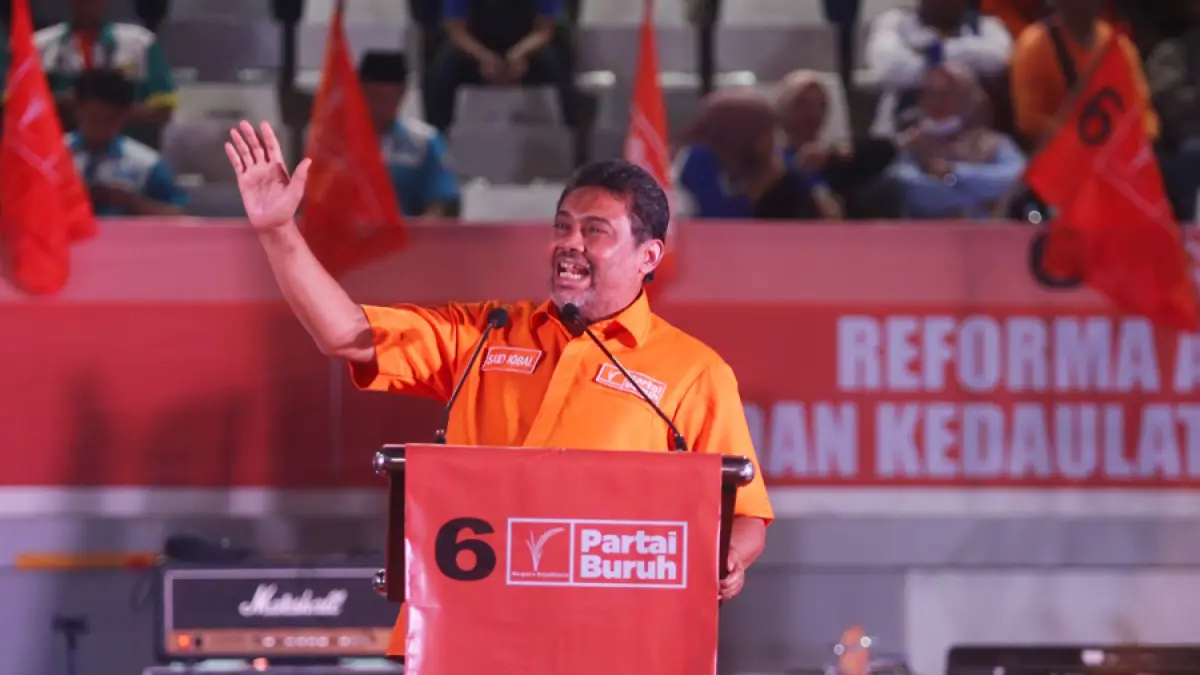 Presiden Partai Buruh Said Iqbal menyampaikan pidatonya dalam peringatan Tiga Tahun Kebangkitan Klas Buruh di Istora, kompleks Gelora Bung Karno, Senayan, Jakarta, Rabu (18/9/2024). (Dery Ridwansah/ JawaPos.com)