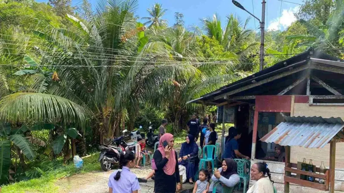 Warga Tidore berada di daerah Mangki, Kelurahan Damuhung Tahuna, usai gempa bumi berkekuatan magnitudo 7,7. (Manado Post/JawaPos.com)