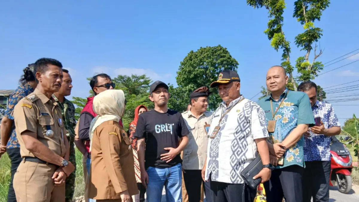 CEK: Kepala Dinas Pekerjaan Umum dan Penataan Ruang (PUPR) Provinsi Jawa Tengah adalah Henggar Budi Anggoro (tiga dari kanan) ditemani Wakil Bupati Blora Sri Setyorini (tiga dari kiri perempuan) saat meninjau Jalan Randublatung-Cepu yang diperbaiki.&nbsp;(EKO SANTOSO/RADAR KUDUS&nbsp;)