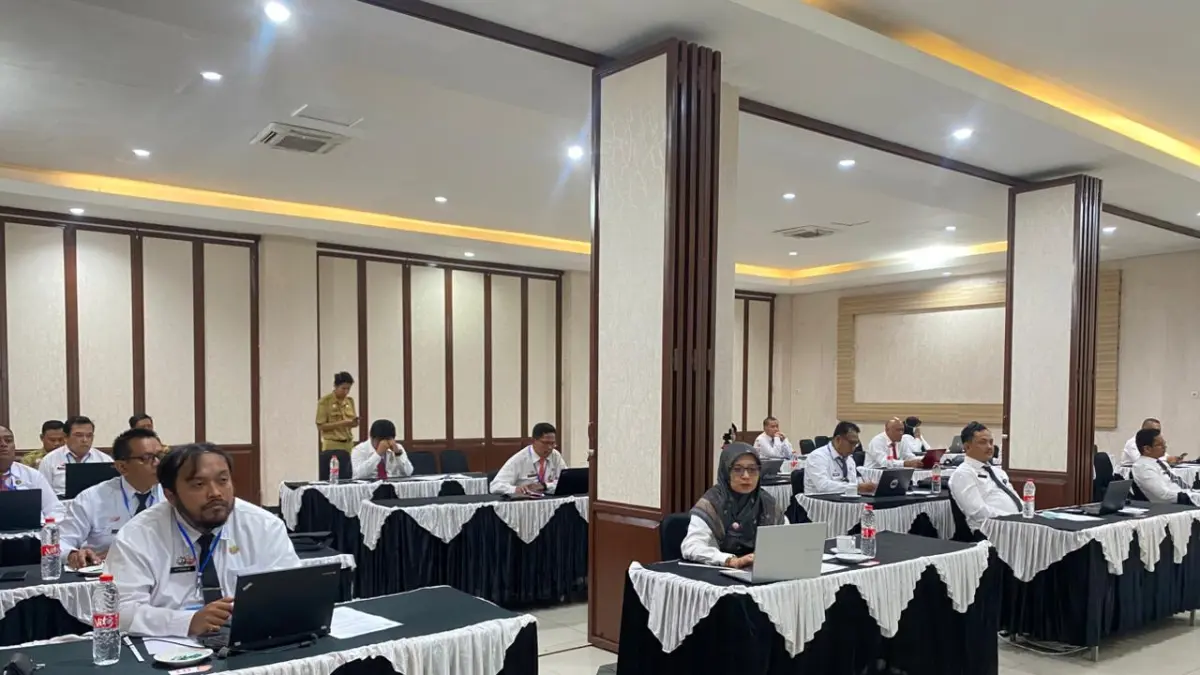 ADU GAGASAN – Peserta JPT Pratama mengikuti ujian kompetensi pembuatan makalah dalam adu gagasan program ketika menjadi pimpinan di Hotel Grand Master Hotel Purwodadi, Selasa (9/6).