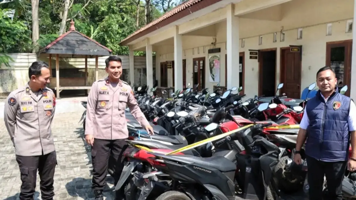 Berbagai barang bukti yang diamankan oleh kepolisian dari tersangka kasus gadai motor. (M HARIYANTO/JAWA POS RADAR SEMARANG)