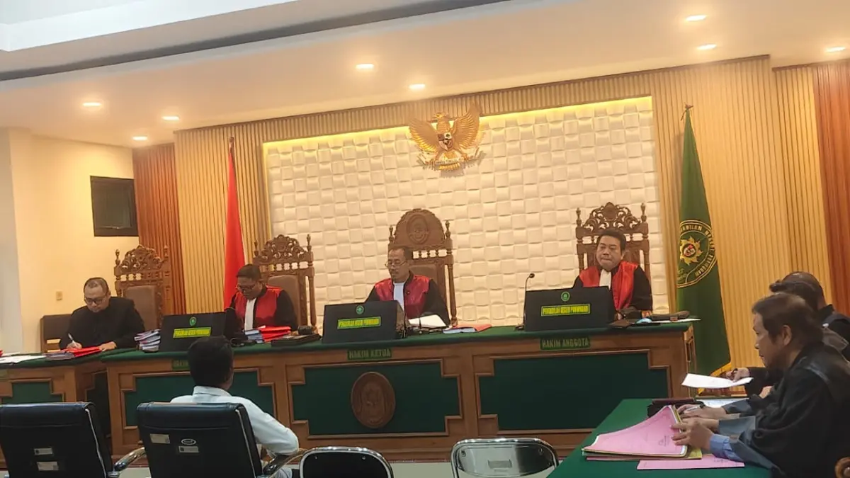 DENGARKAN DAKWAAN – Terdakwa BS Kades Lebengjumuk, Kecamatan Grobogan mendengarkan dakwaan dari Jaksa dalam sidang pertama di PN Purwodadi, Selasa (9/6).