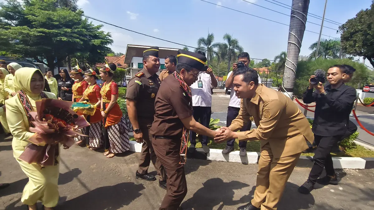 DISAMBUT: Kepala Kejaksaan Tinggi (Kajati) Jawa Tengah Teguh Subroto mengunjungi Kejaksaan Negeri (Kejari) Jepara, Senin (8/6/2026). 