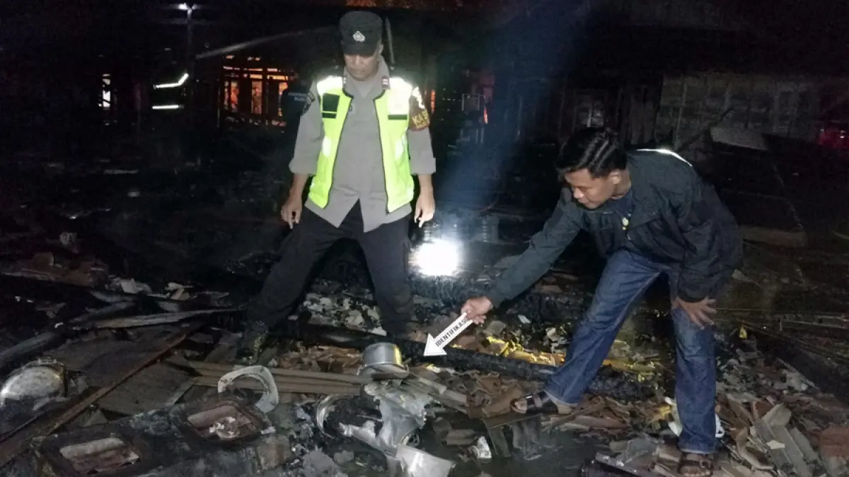 HANGUS: Personil kepolisian saat olah TKP di rumah yang terbakar di Dukuh Wadung RT 5 RW 5 Desa Kedungtuban, Kecamatan Kedungtuban. (HUMAS POLRES BLORA)