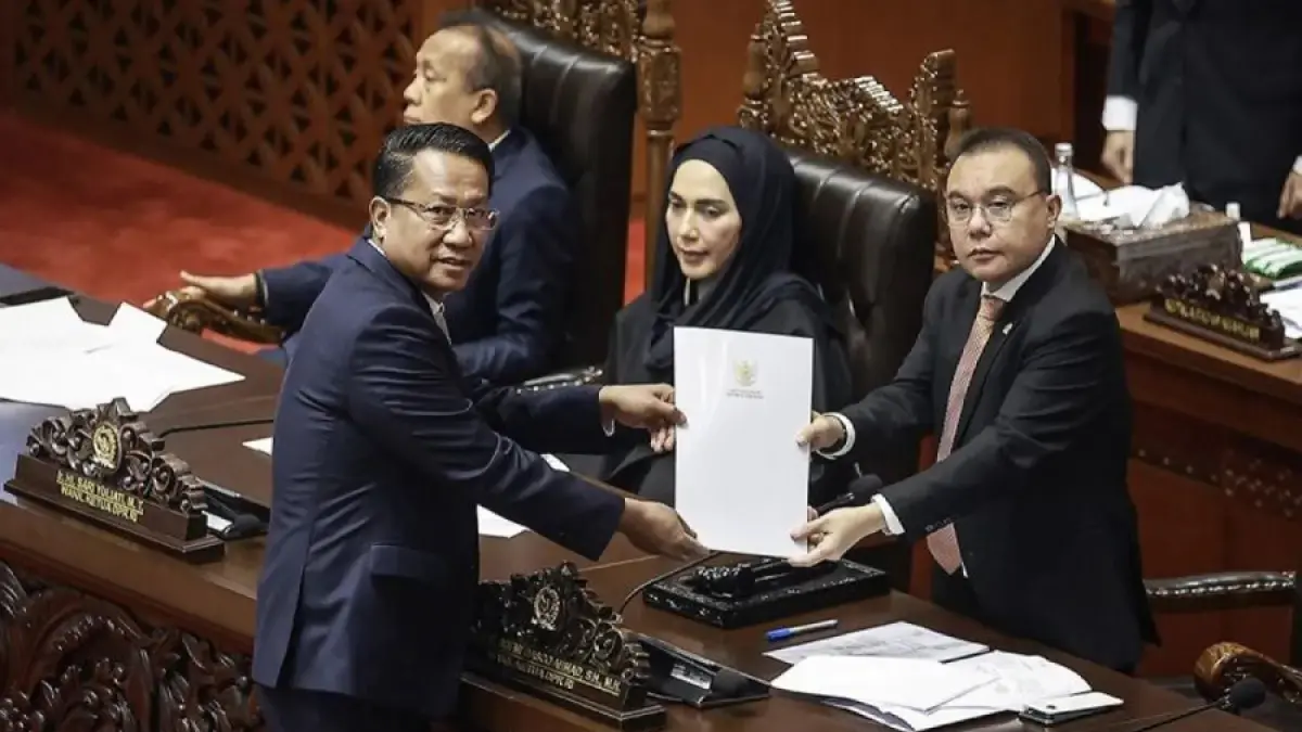 Wakil Ketua DPR Sufmi Dasco Ahmad (kanan) menerima berkas tanggapan pemerintah dari Menteri Hukum Supratman Andi Agtas (kiri) pada Rapat Paripurna Ke-21 DPR RI. (ANTARA FOTO/Dhemas Reviyanto/YU/am)