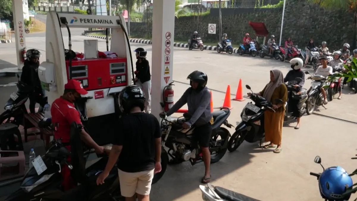 ANTRE: Masyarakat Jepara memilih mengantre untuk membeli pertalite ketimbang pertamax di SPBU. 44.594.22 Krapyak, pada Rabu (10/6). (FIKRI THOHARUDIN/RADAR KUDUS)