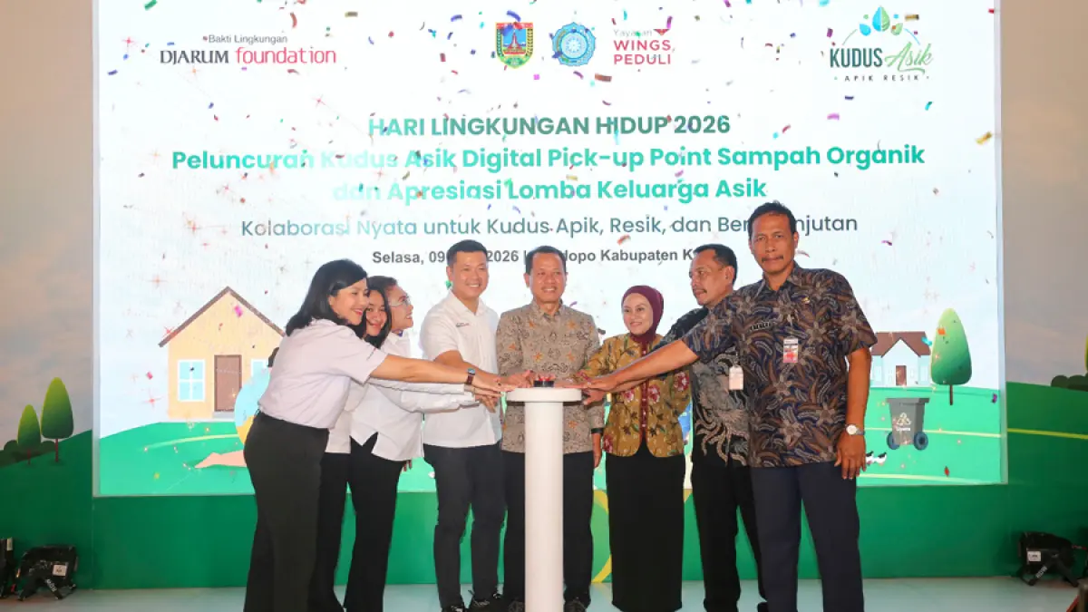 DIBUKA: Bupati Kudus Sam’ani Intakoris (tengah) bersama BLDF meluncurkan 525 titik penjemputan sampah organik. (BLDF UNTUK RADAR KUDUS)