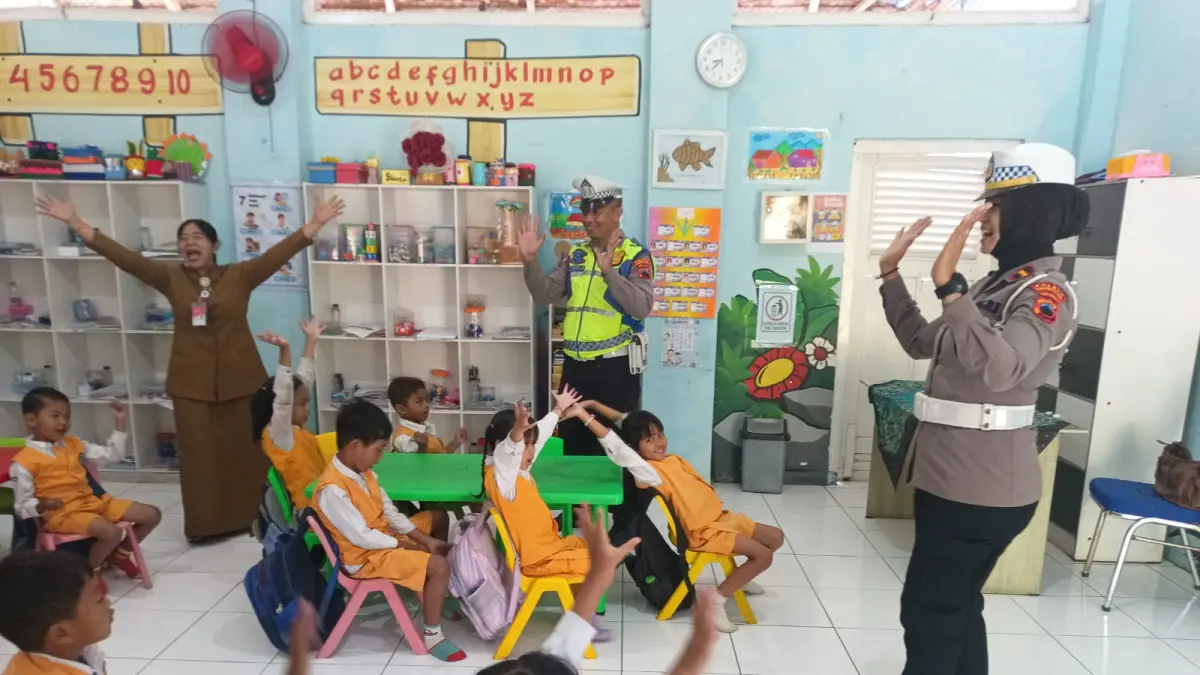 EDUKASI: Satlantas Polres Grobogan saat memberikan edukasi ke murid TK Kemala Bhayangkari 38 Purwodadi.