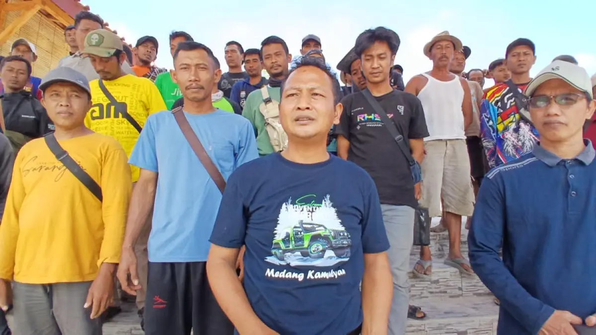 GEGER: Warga Desa Plantungan saat menyampaikan aspirasi menuntut Koperasi Blora Migas Energi (BME) transparan. (EKO SANTOSO/RADAR KUDUS) 