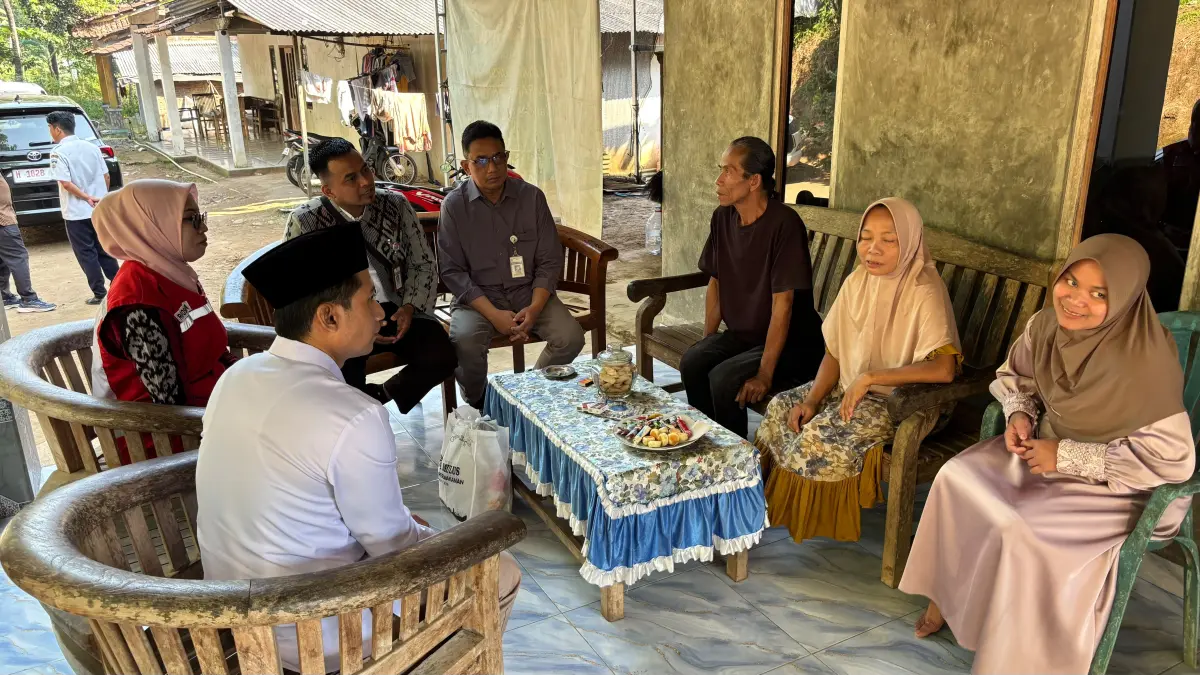PEDULI: Proses asesmen awal terhadap Sri Titik Azizah di Desa Kepuk, Kecamatan Bangsri, pada Rabu (10/6). (DINSOSPERMADES JEPARA UNTUK RADAR KUDUS)&nbsp;