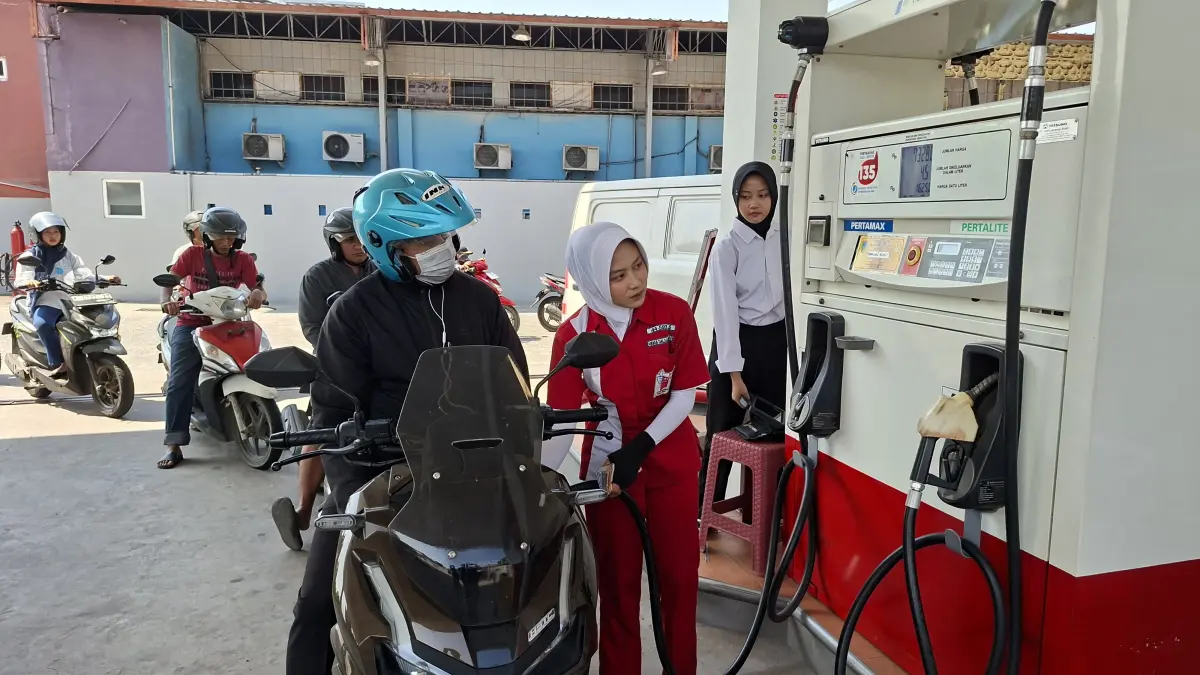 PENGISIAN: Pengendara motor mengisi BBM Pertamax di SPBU Modern Rendeng Kudus, Rabu (10/6). (ANDIKA TRISNA SAPUTRA/RADAR KUDUS)