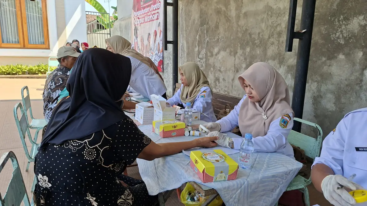 PERIKSA: Sejumlah warga mengikuti cek kesehatan gratis yang digelar oleh DPC PDI Perjuangan Kudus, Rabu (10/6). (ANDIKA TRISNA SAPUTRA/RADAR KUDUS)