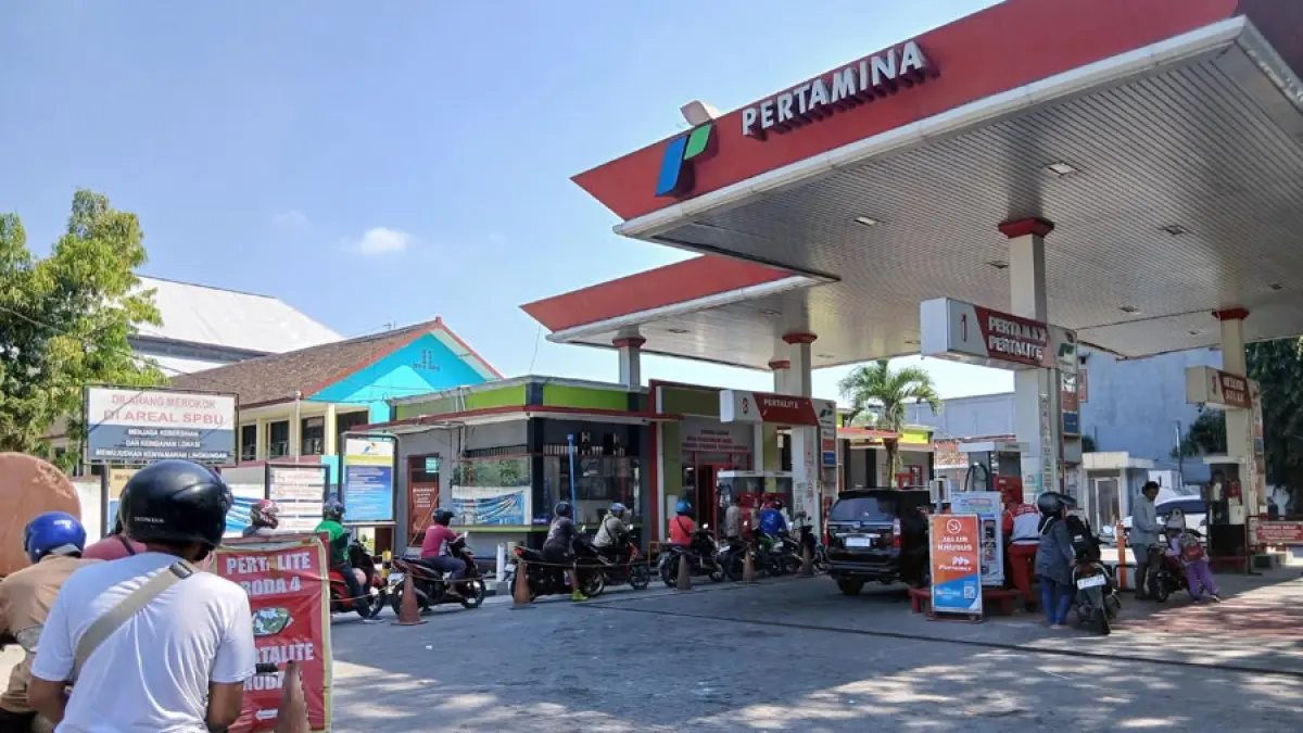 RAMAI: Pengendara saat antri di SPBU Karangjati, Rabu (10/06). (EKO SANTOSO/RADAR KUDUS)