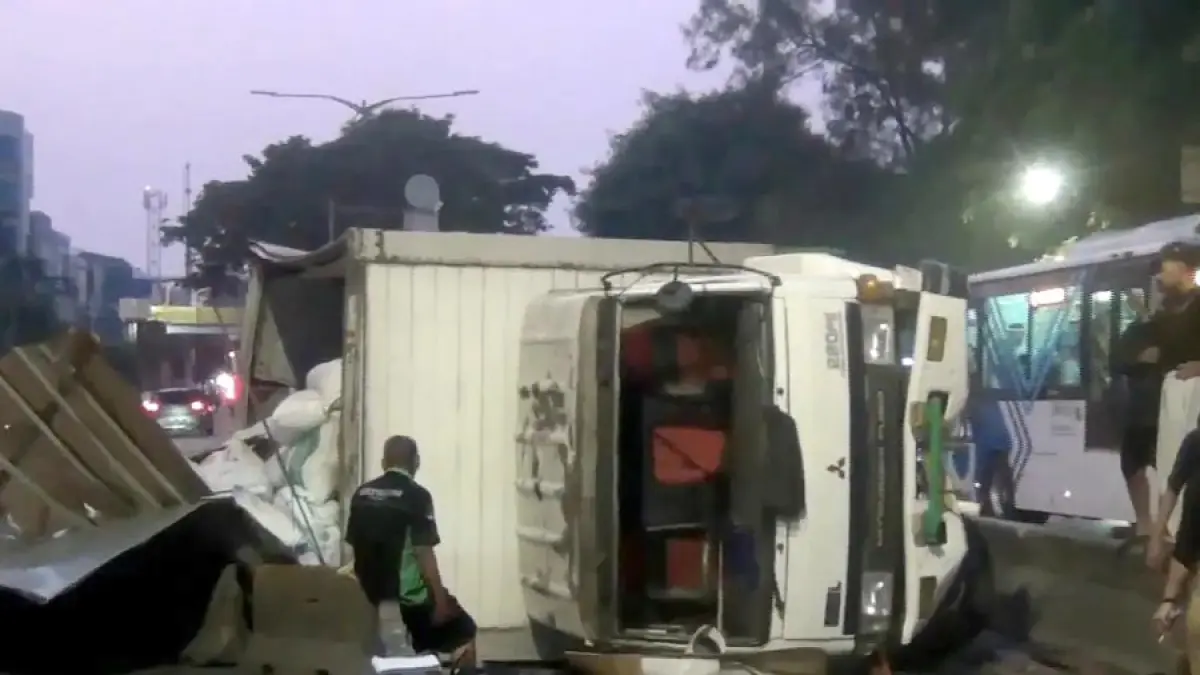 Sebuah truk boks bermuatan biji plastik terbalik hingga mengalami kerusakan parah di jalur Flyover Pesing, Jalan Daan Mogot, Jakarta Barat, pada Rabu (10/6) dini hari. (Istimewa)