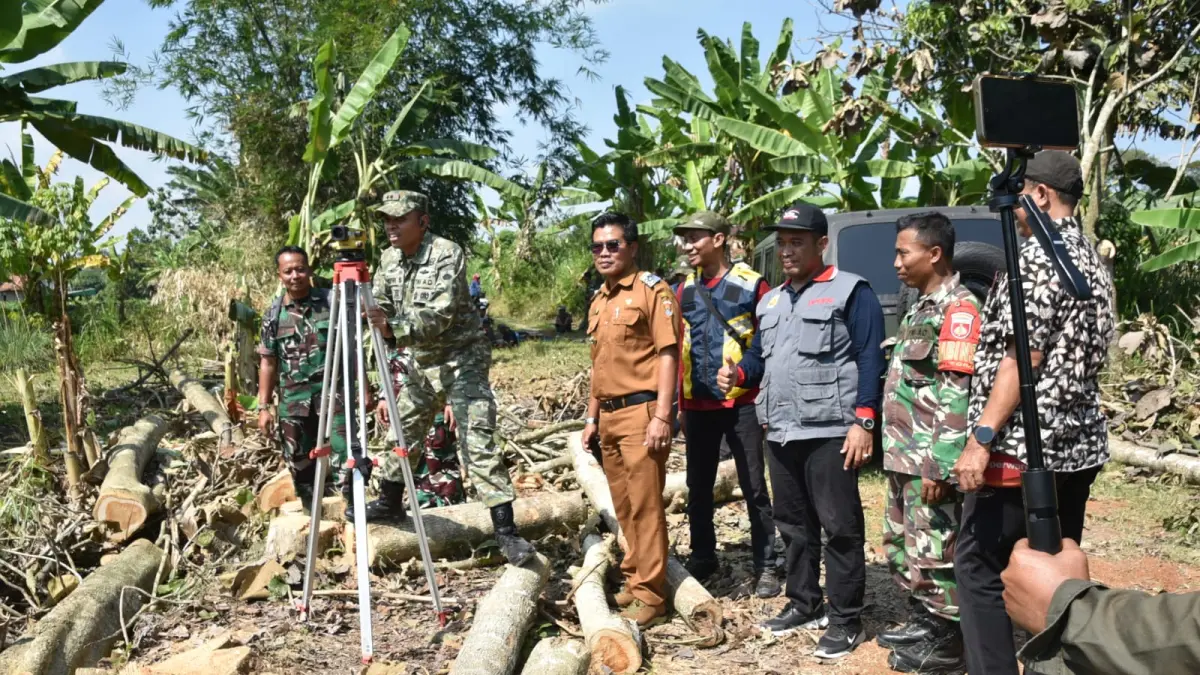 SURVEI: Dandim 0717/Grobogan Letkol Inf Wefri Sandiyanto saat melakukan survei lokasi usulan pembangunan jembatan Garuda.