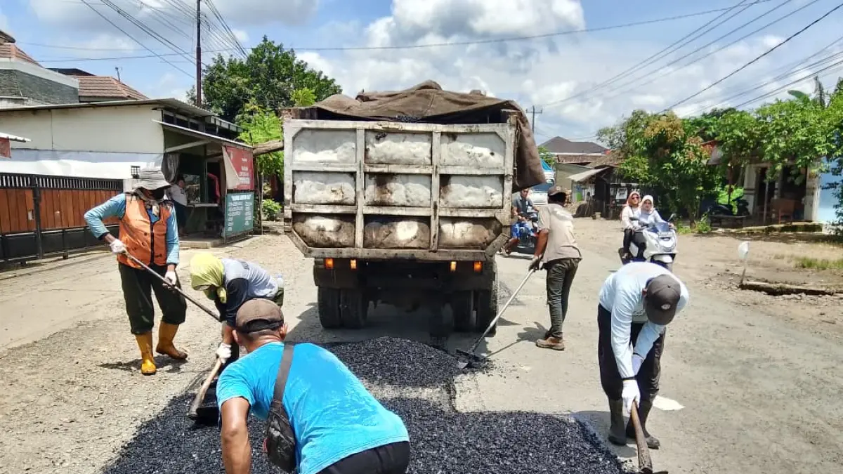 TANGANI: BPJ Wilayah Pati tengah menambal sulam jalan Provinsi Jawa Tengah, Jepara-Keling, belum lama ini. Jalan provinsi ini akan kembali dilakukan peningkatan jalan.(BPJ UNTUK RADAR KUDUS)