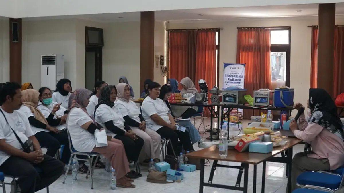 Peserta Pelatihan Pengembangan Usaha Olahan Perikanan Berbasis Potensi Lokal Program Bandeng Kalingga mengikuti sesi materi dan praktik bersama narasumber Kholifah dari UMKM Ikan Kembar di Gedung Serbaguna, Desa Bandengan, Kecamatan Jepara, Kabupaten Jepara, Selasa (9/6). 