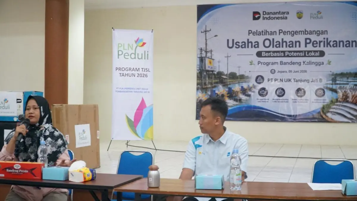 Assistant Manager TJSL PLN UIK Tanjung Jati B, Haris Fujiari (kiri) membuka Pelatihan Pengembangan Usaha Olahan Perikanan Berbasis Potensi Lokal Program Bandeng Kalingga di Gedung Serbaguna, Desa Bandengan, Kecamatan Jepara, Kabupaten Jepara, Selasa (9/6).