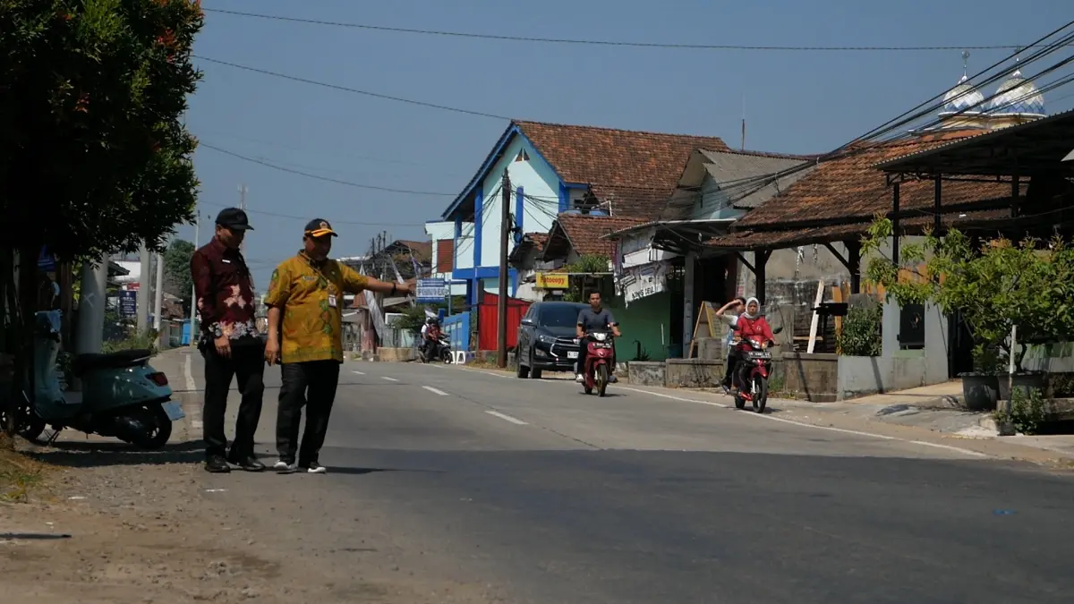 ALOKASI DANA: Kepala Dinas PUPR Jawa Tengah, Henggar Budi Anggoro didampingi Sekda Jepara Ary Bachtiar meninjau lokasi jalan Provinsi ruas yang berada di Desa Kelet, Kecamatan Keling pada Kamis (11/6). (FIKRI THOHARUDIN/RADAR KUDUS)