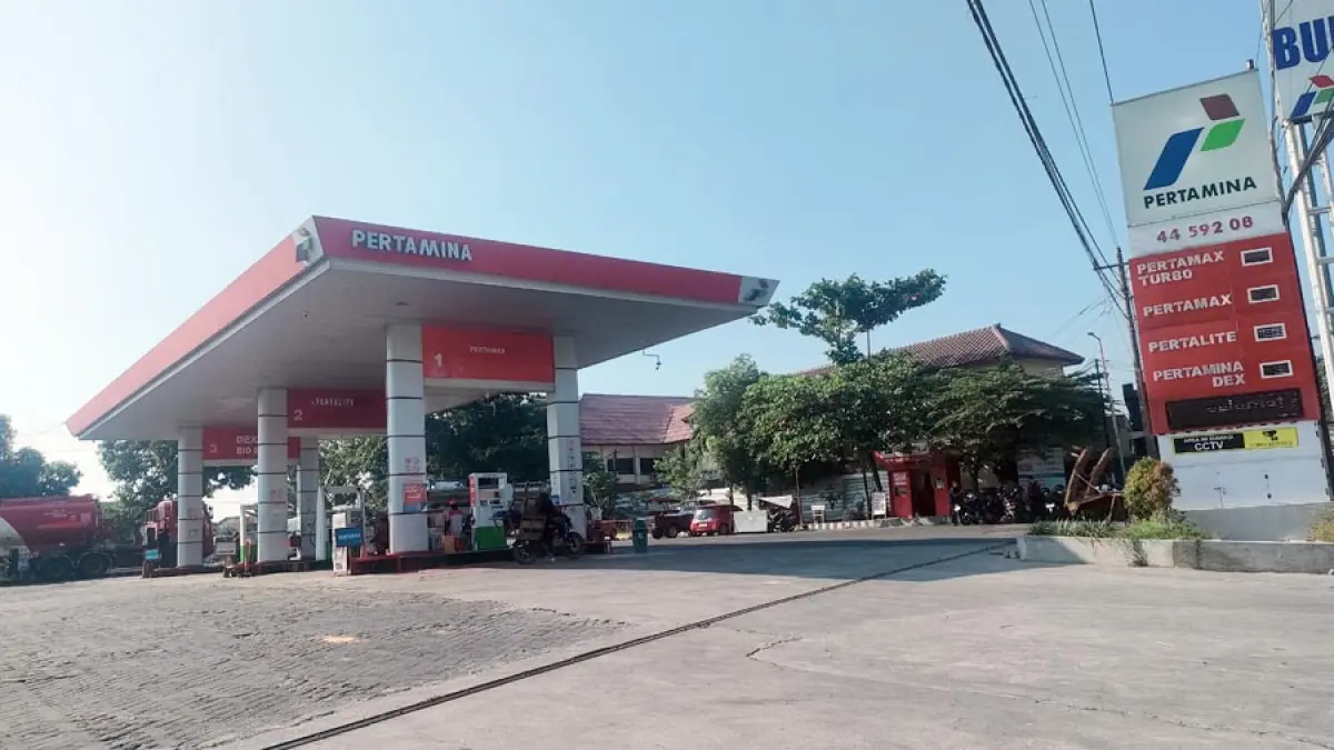 ANTRE: Pengguna kendaraan bermotor antre mengisi bahan bakar di SPBU Rembang kota, kemarin. (WISNU AJI/RADAR KUDUS)