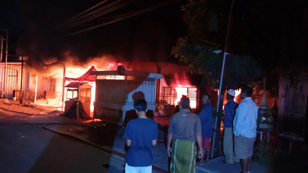 LUDES: Toko onderdil motor di Sulang ludes setelah kebakaran hebat Kamis (11/6/2026), sekitar pukul 04.30. (DAMKAR REMBANG UNTUK RADAR KUDUS)