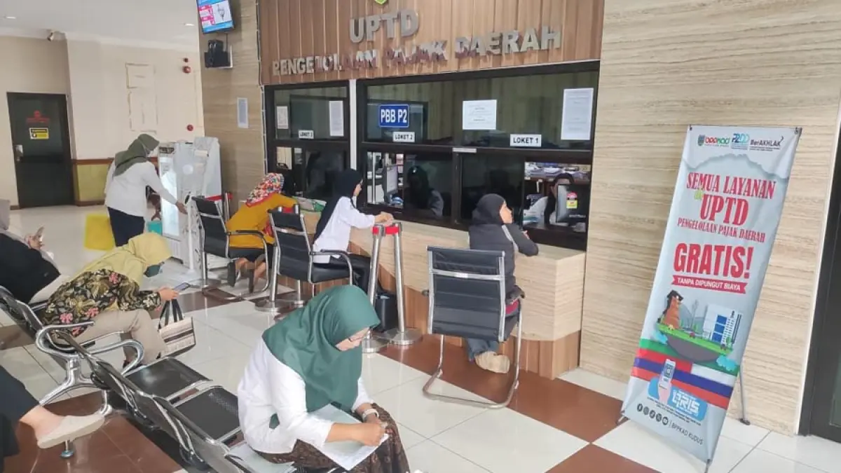 DIKAJI: Warga antre membayar pajak PBB-P2 di gerai BPPKAD Kudus. (GALIH ERLAMBANG W/ RADAR KUDUS)