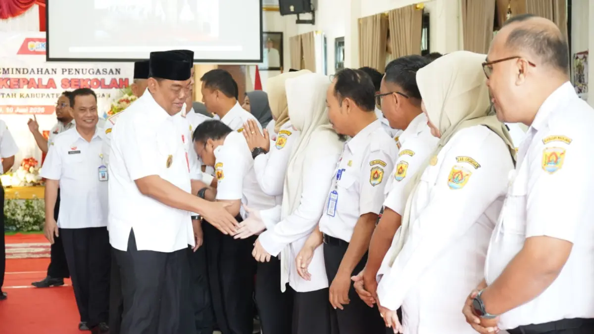 DIKUKUHKAN: Bupati Grobogan Setyo Hadi usai mengukuhkan ratusan kepala sekolah.