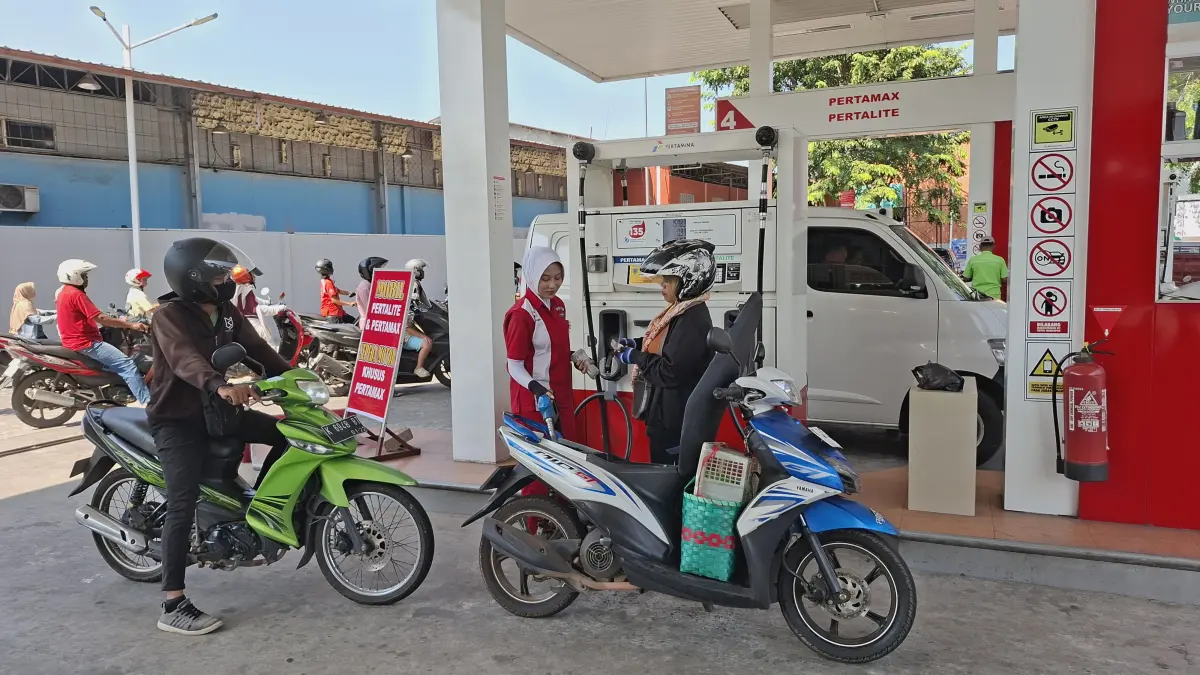 ISI BBM: Pengendara mengisi kendaraannya dengan BBM Pertamax di SPBU Modern Rendeng Kudus, kemarin. (ANDIKA TRISNA SAPUTRA/RADAR KUDUS)