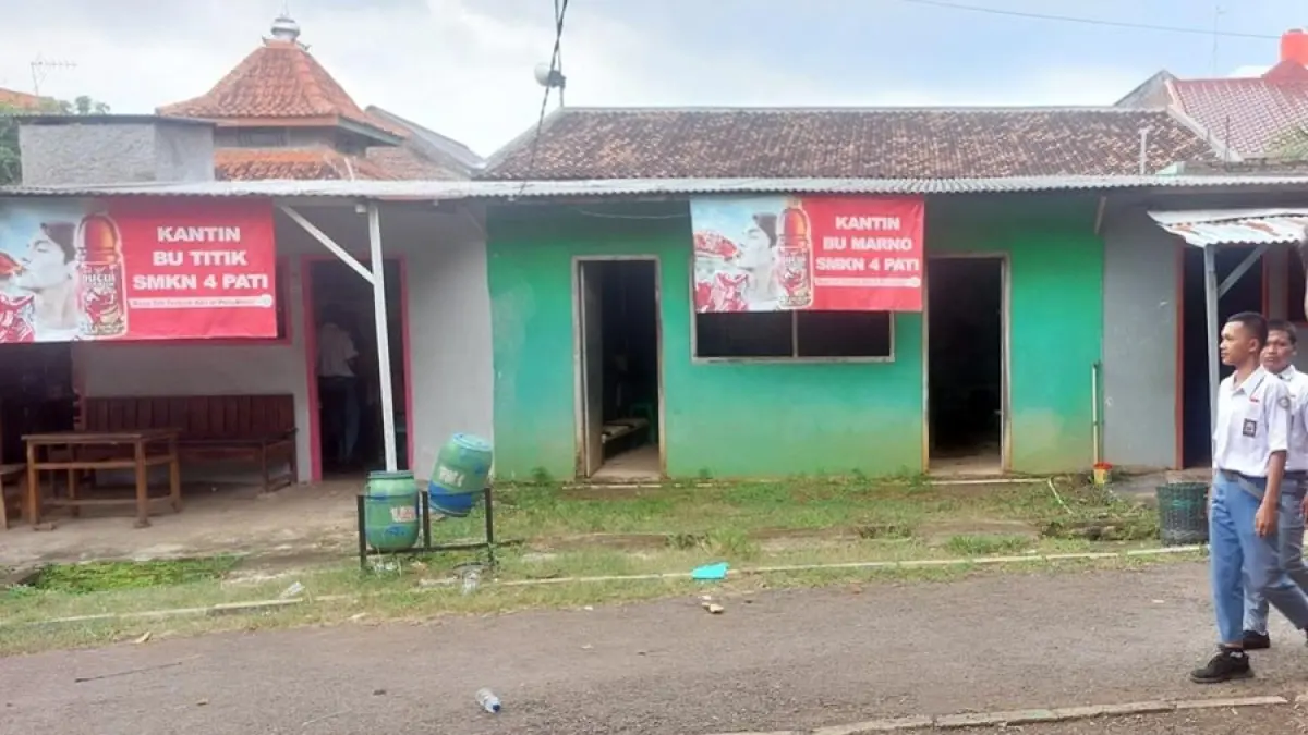 JAJAN: Siswa SMKN 4 Pati menuju kantin sekolahan kemarin. (ANDRE FAIDHIL FALAH/RADAR KUDUS)