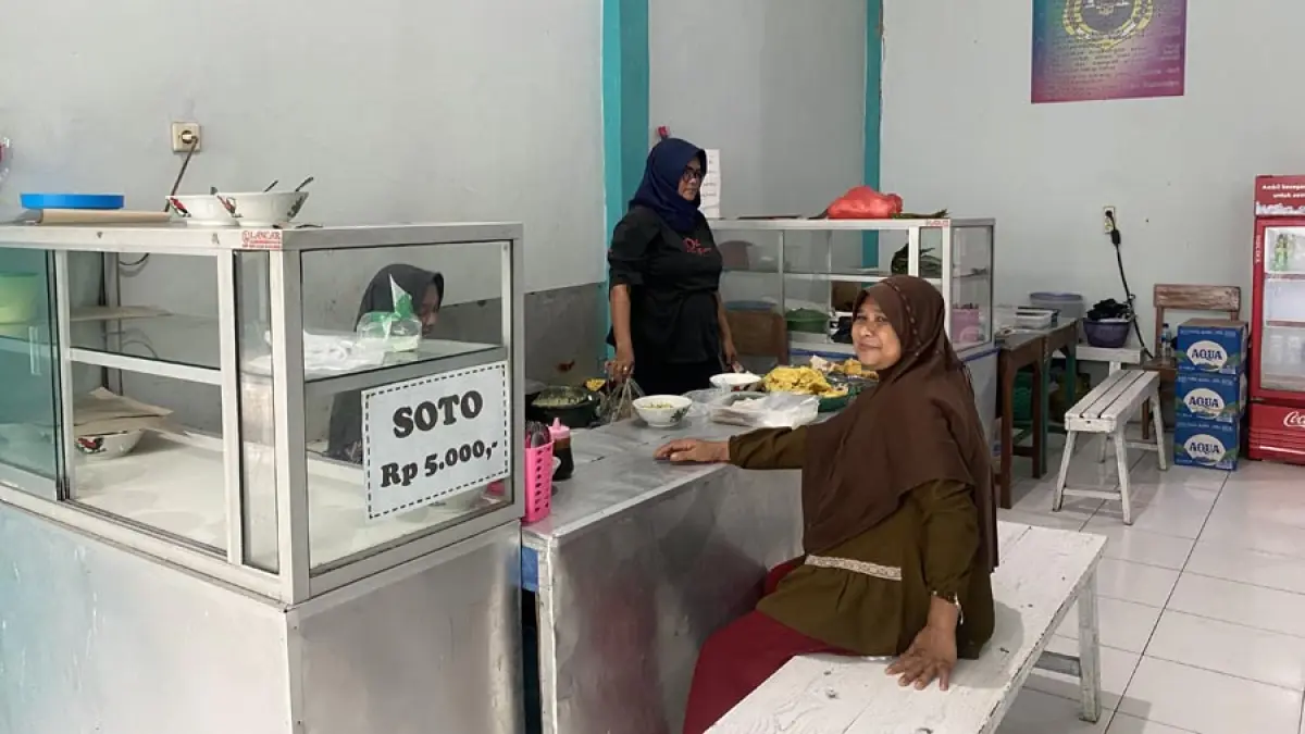 KONDISI: Kantin sekolah SMKN 2 Blora sepi pascaprogram makan bergizi gratis. (ARIF FAKHRIAN KHALIM/RADAR KUDUS)