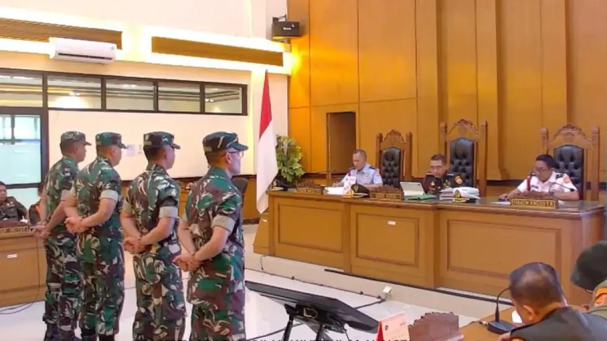 Majelis Hakim Pengadilan Militer II-08 Jakarta membacakan putusan dalam perkara penyiraman air keras terhadap Wakil Koordinator KontraS Andrie Yunus. (Tangkapan Layar Siaran Langsung YouTube Pengadilan Militer II-08 Jakarta)