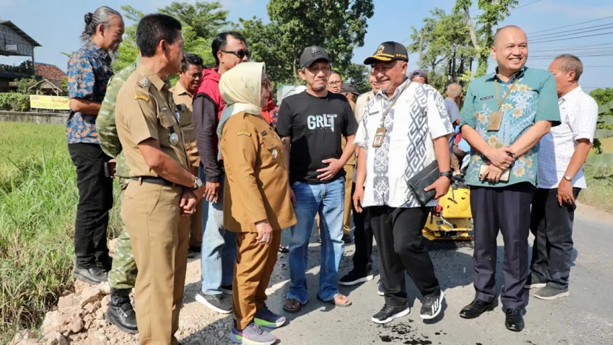 MENGECEK: Kepala Dinas PUPR Jateng Henggar Budi Anggoro ditemani Wakil Bupati Blora Sri Setyorini meninjau Jalan Randublatung-Cepu yang diperbaiki kemarin. (PEMPROV JATENG UNTUK RADAR KUDUS)