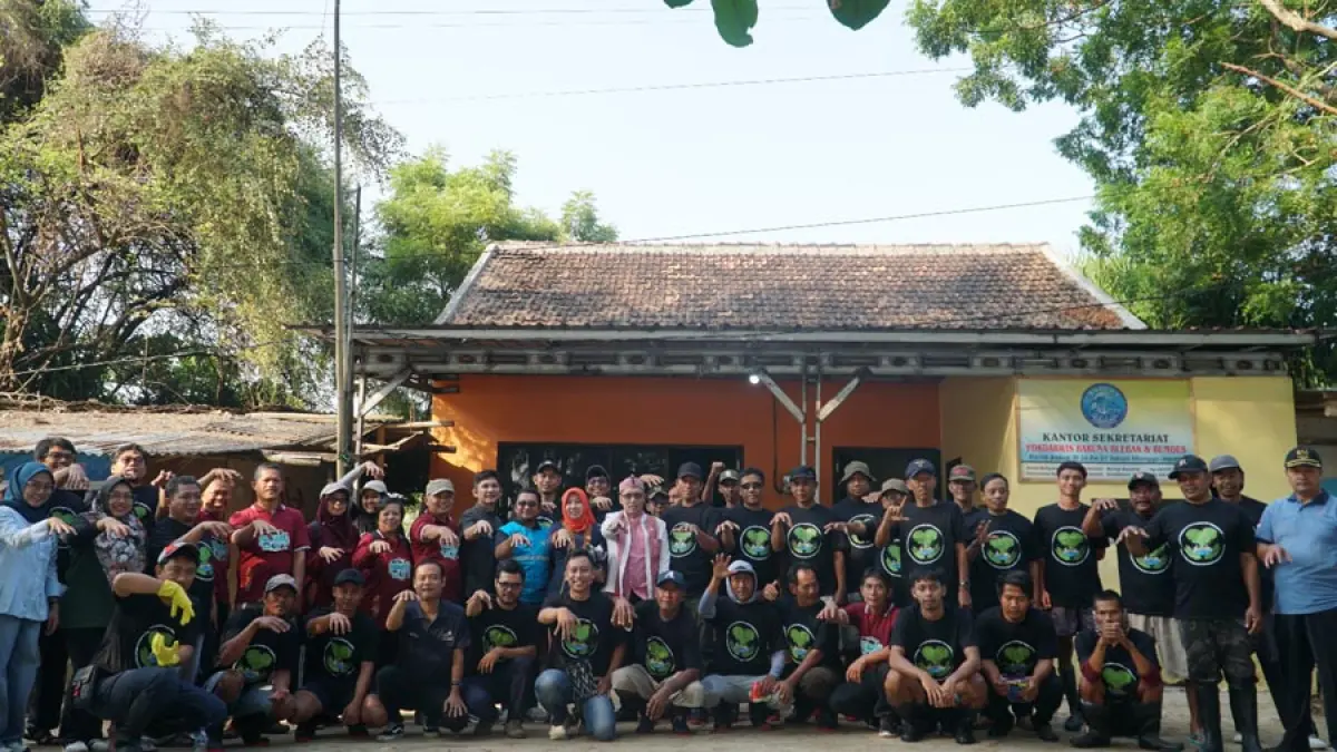Para peserta kegiatan konservasi pesisir di Pantai Blebak, Desa Sekuro, Kecamatan Mlonggo, Kabupaten Jepara, Rabu (10/6) berfoto bersama. 