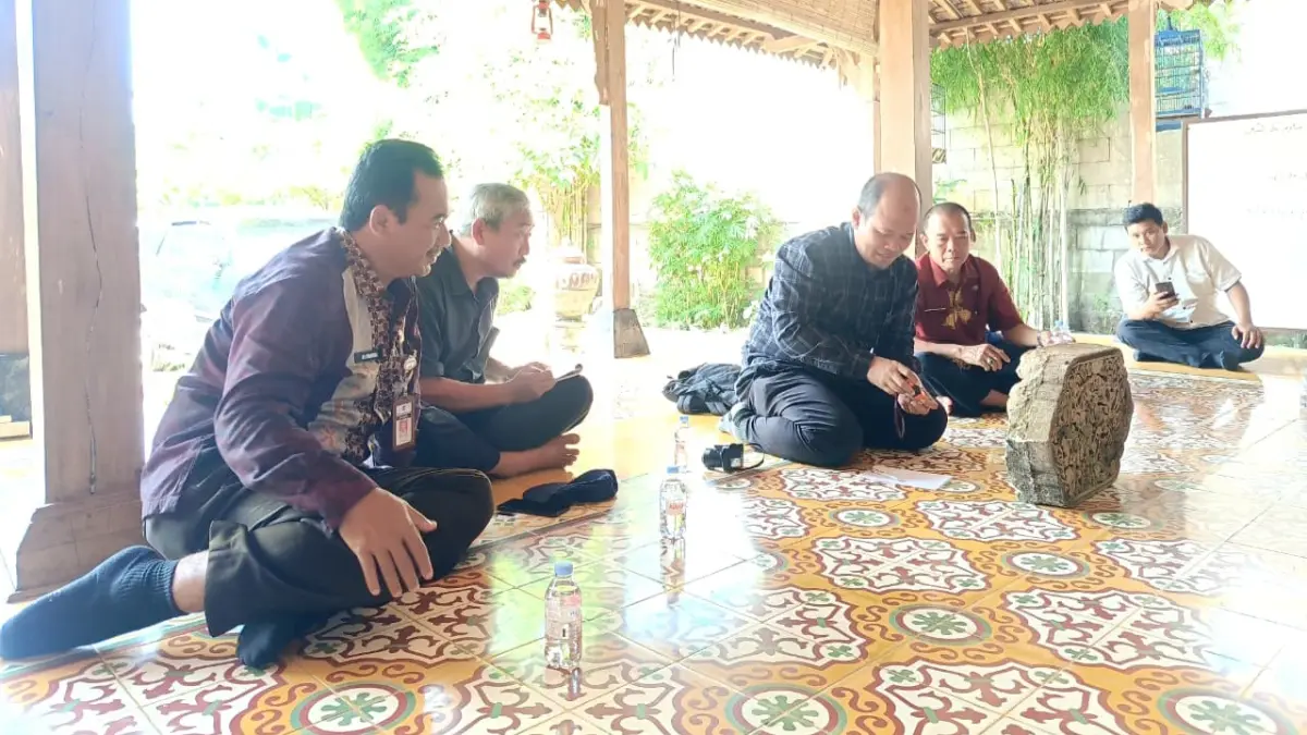PERIKSA: BPK Jateng dan Disparbud tengah memeriksa ornamen dua sisi, Kamis (11/6).