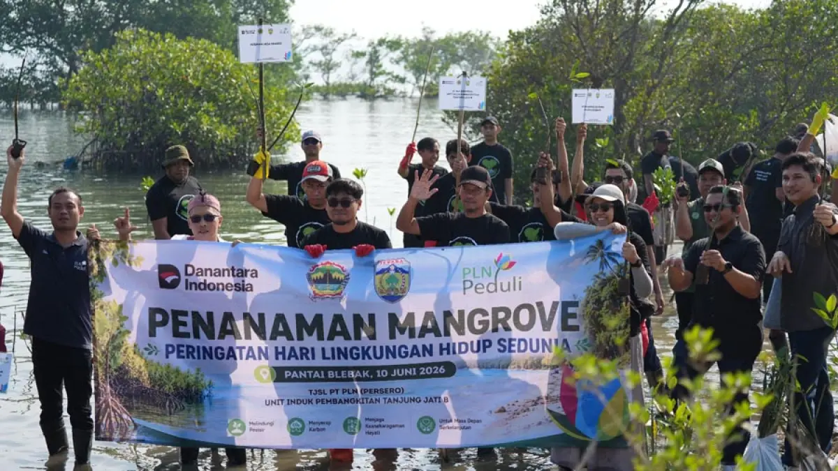 Perwakilan PLN UIK Tanjung Jati B bersama Cabang Dinas Kehutanan Wilayah II Pati, Pemerintah Desa Sekuro, Pokdarwis, dan masyarakat mengikuti aksi penanaman mangrove di kawasan Pantai Blebak, Desa Sekuro, Kecamatan Mlonggo, Kabupaten Jepara, Rabu (10/6).