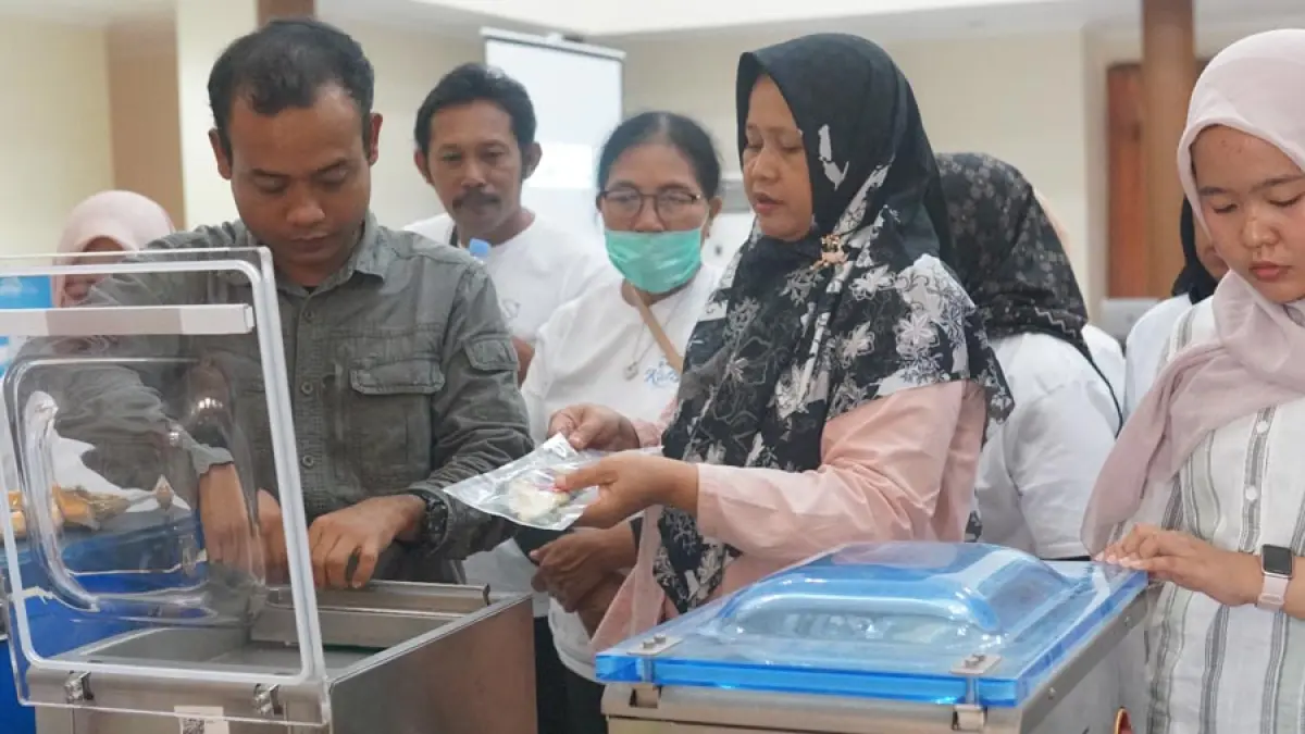 Peserta Pelatihan Pengembangan Usaha Olahan Perikanan Berbasis Potensi Lokal Program Bandeng Kalingga mempraktikkan proses pengemasan produk olahan bandeng
