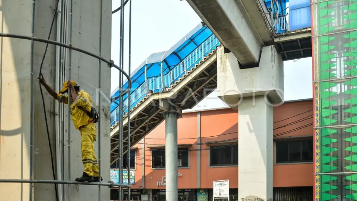Petugas Dinas Bina Marga Jakarta Selatan melakukan perbaikan lift JPO di kawasan Lenteng Agung, Jakarta, Rabu (10/6/2026). (ANTARA FOTO/Ahmad Naufal Oktavian/nym).