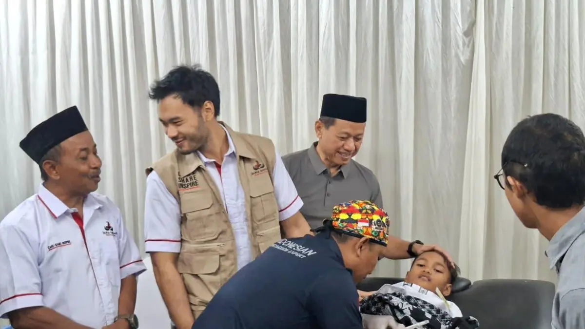 PROSESI: Dokter sunat melakukan suntik bius kepada peserta sunat massal di PT Jaleca Tri Tunggal, Minggu (7/6). (ANDIKA TRISNA SAPUTRA/RADAR KUDUS)