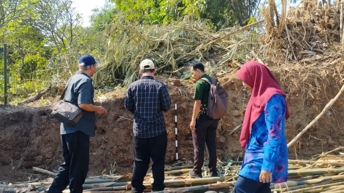 TURUN LAPANGAN: Tim Penyelamatan dan Pengamanan Balai Pelestarian Kebudayaan (BPK) Jawa Tengah serta Disparbud Jepara, tengah meninjau kondisi temuan ornamen dan struktur bata di Desa Kriyan, Kalinyamatan pada Kamis (11/6).&nbsp;(BPK JATENG UNTUK RADAR KUDUS)