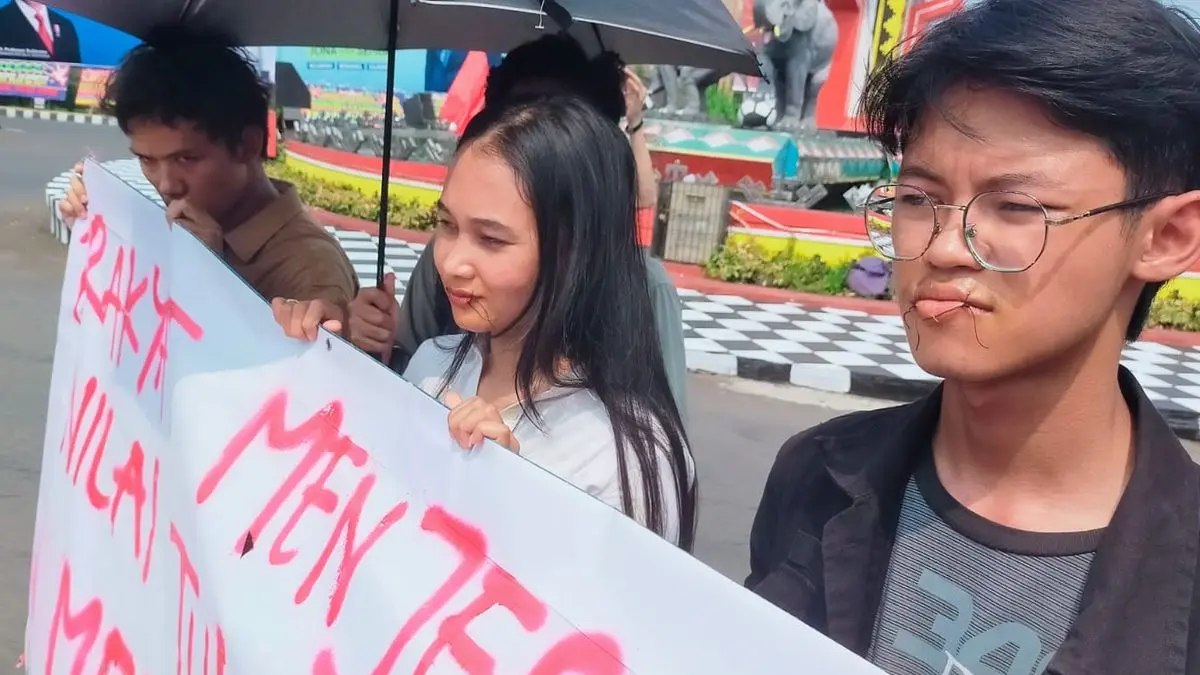 Aksi jahit mulut saat kunjungan presiden di Lampung (Radar TV)